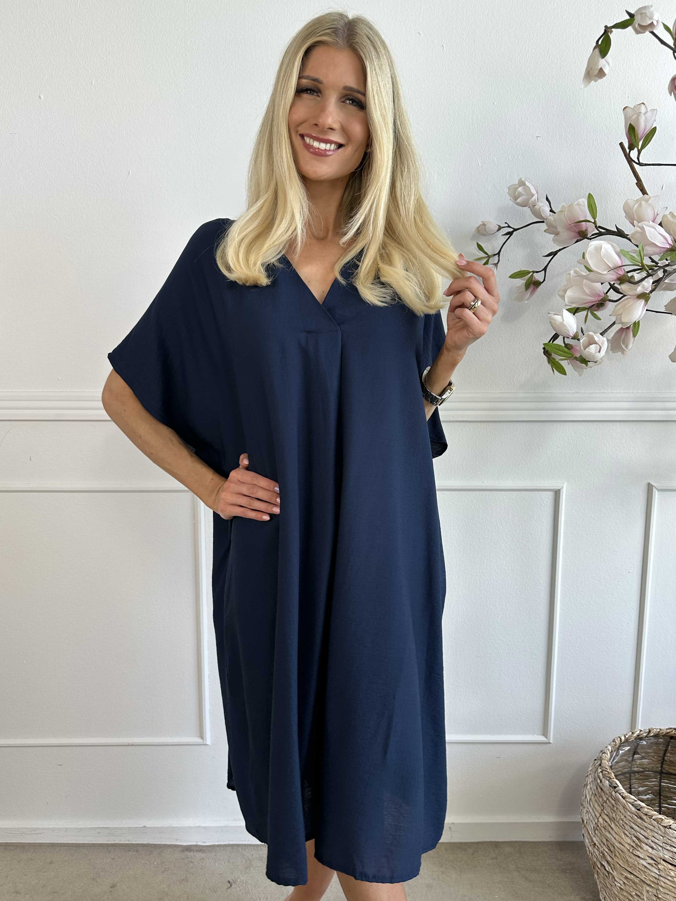 Astrid - Simpel kjole med v-udskæring